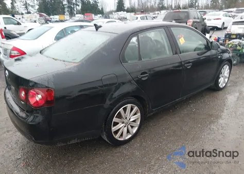2010 Volkswagen Jetta Wolfsburg Edition z USA, uszkodzony, nr VIN 3VWRA7AJ1AM069649